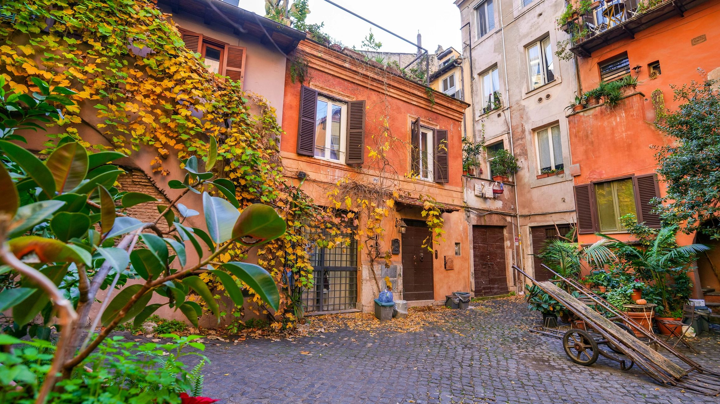 Hidden alleyway in Rome, Italy